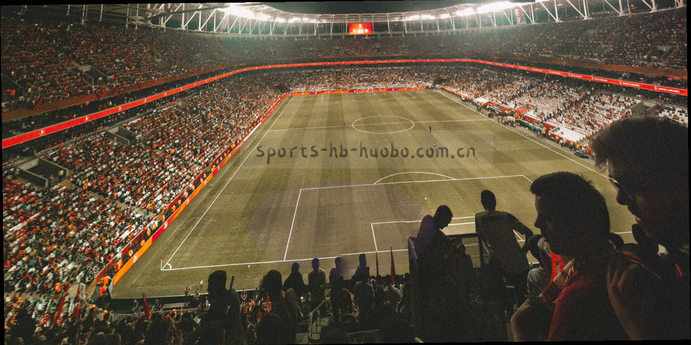 深色背景上由输入点延伸向多张结果卡片的冷蓝连线图形